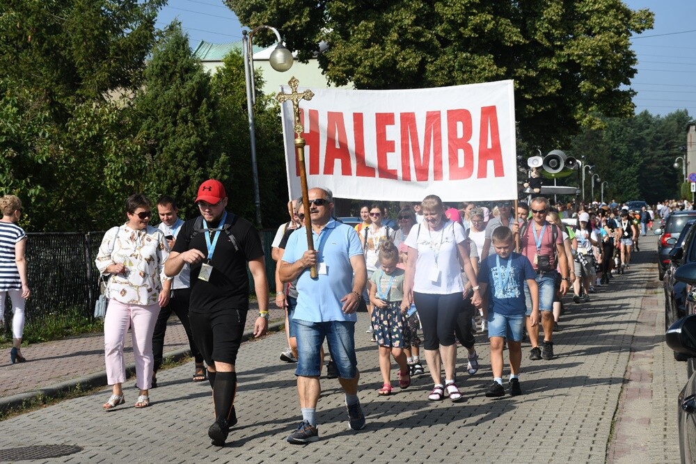 Pielgrzymi z halembskich parafii po raz 43 wyruszyli na Jasną Górę, aby złożyć swoje intencje przed Cudownym Obrazem. Zwieńczeniem pielgrzymowania będzie Dzień Halembski.

fot. Jacek Knapik