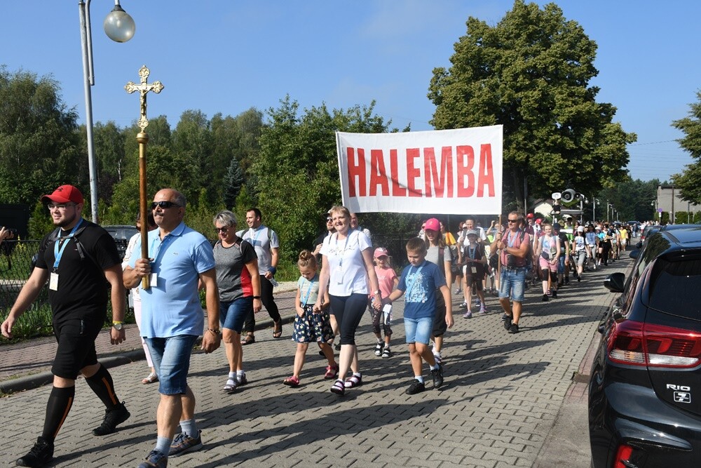 Pielgrzymi z halembskich parafii po raz 43 wyruszyli na Jasną Górę, aby złożyć swoje intencje przed Cudownym Obrazem. Zwieńczeniem pielgrzymowania będzie Dzień Halembski.

fot. Jacek Knapik