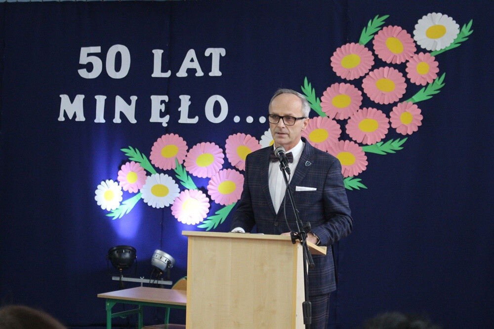 Szkoła Podstawowa Sportowa z Oddziałami Integracyjnymi nr 15 ma już 50 lat! Z okazji okrągłego jubileuszu w placówce odbyła się uroczystość, podczas której nie zabrakło podziękowań, gratulacji i życzeń na dalsze lata działalności. Uczniowie zaprezentowali także urozmaicony program artystyczny, otwarta została również zielona pracownia "Woda źródłem życia".

fot. UM Ruda Śląska