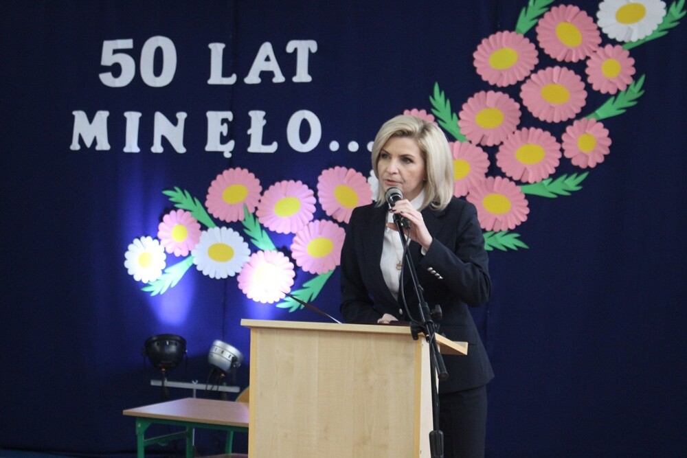 Szkoła Podstawowa Sportowa z Oddziałami Integracyjnymi nr 15 ma już 50 lat! Z okazji okrągłego jubileuszu w placówce odbyła się uroczystość, podczas której nie zabrakło podziękowań, gratulacji i życzeń na dalsze lata działalności. Uczniowie zaprezentowali także urozmaicony program artystyczny, otwarta została również zielona pracownia "Woda źródłem życia".

fot. UM Ruda Śląska
