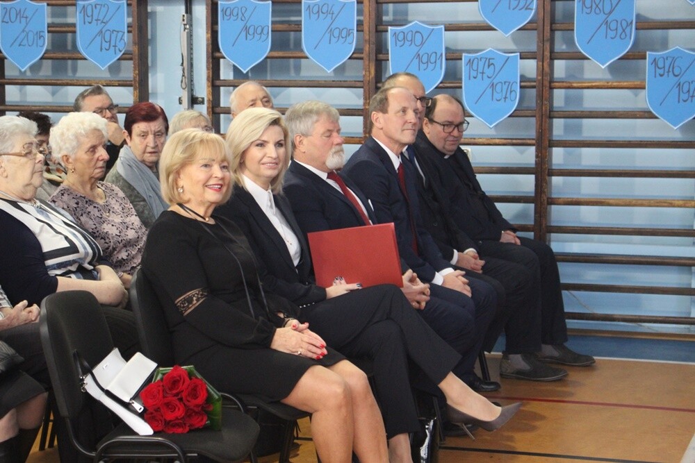 Szkoła Podstawowa Sportowa z Oddziałami Integracyjnymi nr 15 ma już 50 lat! Z okazji okrągłego jubileuszu w placówce odbyła się uroczystość, podczas której nie zabrakło podziękowań, gratulacji i życzeń na dalsze lata działalności. Uczniowie zaprezentowali także urozmaicony program artystyczny, otwarta została również zielona pracownia "Woda źródłem życia".

fot. UM Ruda Śląska
