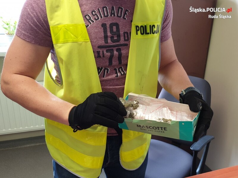 58-letnia dilerka zatrzymana w Bykowinie! W mieszkaniu amfetamina i tabletki ekstazy