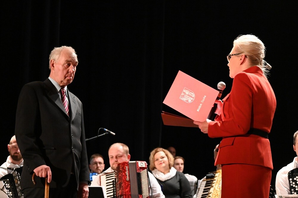 Zespół Akordeonistów im. Edwarda Huloka obchodzi w tym roku jubileusz 75-lecia swojego istnienia. W sobotę podczas uroczystego koncertu w Domu Kultury Bielszowice wystąpili zarówno obecni, jak i byli członkowie zespołu, prezentując swój talent i umiejętności.

fot. UM Ruda Śląska