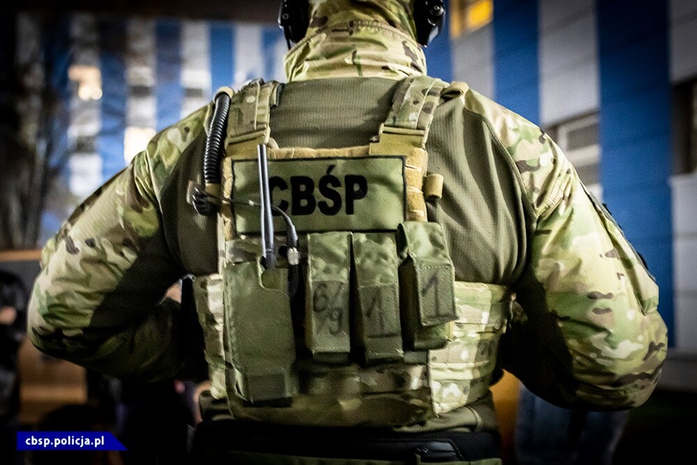We wtorek policjanci CBŚP, pod nadzorem Śląskiego Wydziału Zamiejscowego Prokuratury Krajowej zatrzymali 35 osób podejrzanych m.in. o udział w zorganizowanej grupie przestępczej powiązanej ze środowiskiem pseudokibiców. Wśród zatrzymanych byli także mieszkańcy Rudy Śląskiej. 

FOT. CBŚP