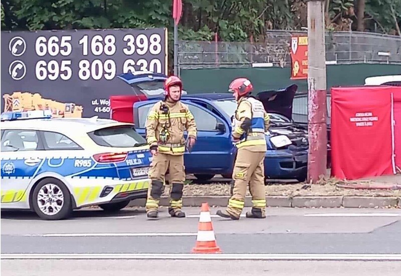 [AKTUALIZACJA] Tragedia na ulicy 1 Maja. 74-letni kierowca uderzył w słup oświetleniowy