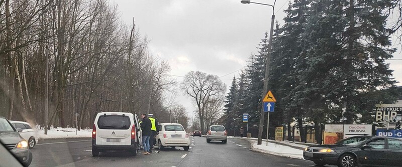 [AKTUALIZACJA] Zderzenie 2 pojazdów na ul. 1 Maja w Halembie. Trwają utrudnienia w ruchu!