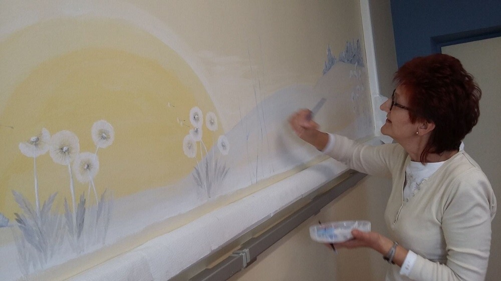 Wolontariusze rudzkiej Fundacji "Anioły w piżamkach" od kilku dni swoimi bajkowymi pracami dekorują sale chorych Oddziału Neonatologicznego Szpitala Miejskiego w Rudzie Śląskiej-Goduli. Wcześniej w ten sam sposób ozdobili bielszowicki Oddział Pediatrii.