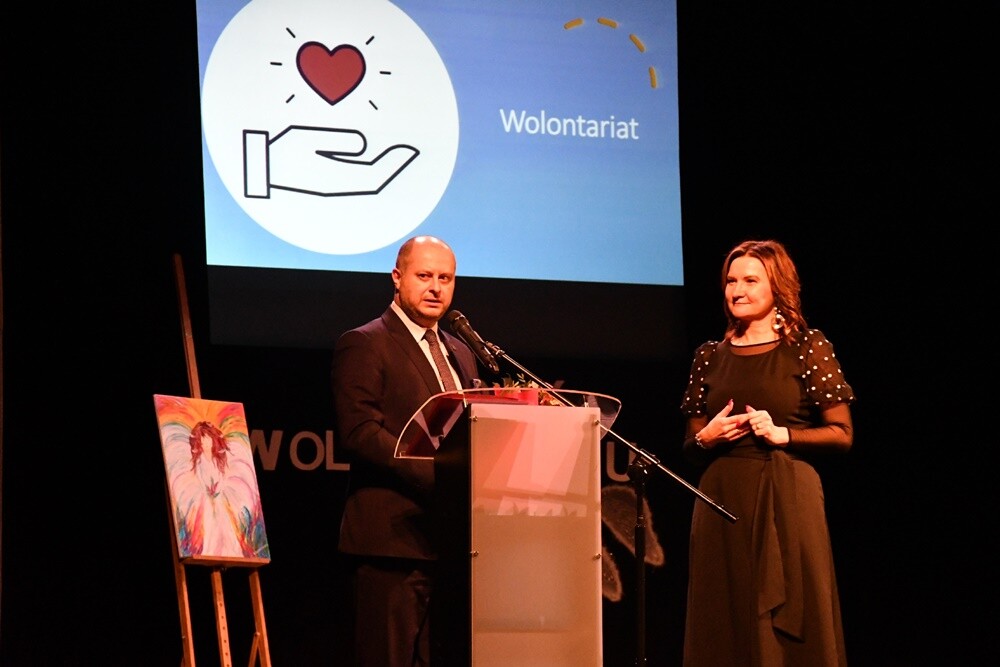 W tym roku te niezwykłe wyróżnienia powędrowały w sumie do 40 osób, firm i organizacji, które szczególnie aktywnie działały na rzecz mieszkańców Rudy Śląskiej. Przyznano także 34 wyróżnienia. 

fot. Jacek Knapik
