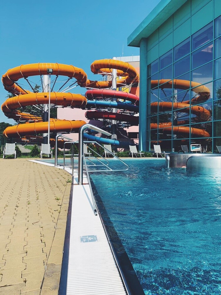 Rudzki aquapark otworzył się ponownie 11 czerwca. Aby dodatkowo podnieść komfort klientów, park wodny uruchomił nowe rekreacyjne tereny zewnętrzne oraz wiele atrakcji.

fot. Aquadrom