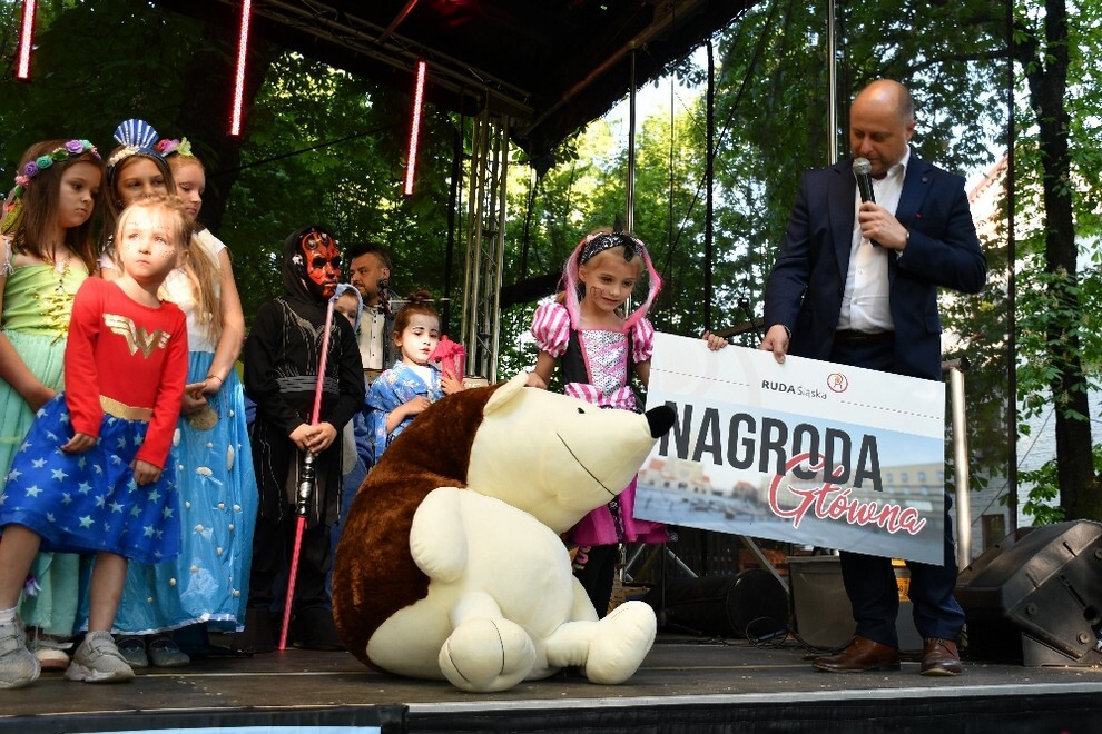 Trwają Dni Rudy Śląskiej. Pierwszego dnia, kiedy rudzianie świętowali Bajkowy Dzień Dziecka, wybrano dziecięcą prezydent, która obejmie stery władzy w mieście w najbliższy poniedziałek. To prawie sześcioletnia Liliana Czyż.