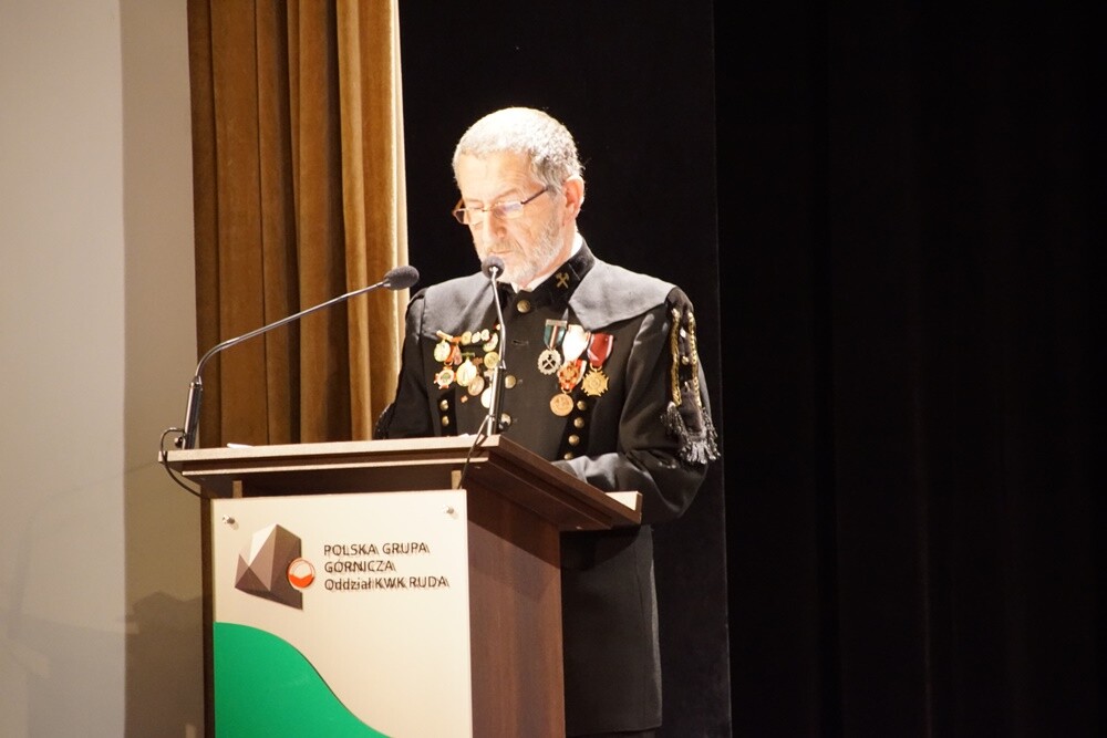 Wczoraj z okazji Barbórki w bielszowickim Domu Kultury odbyła się oficjalna akademia okolicznościowa, podczas której najbardziej zasłużeni górnicy otrzymali medale i szpady, które są symbolem wolności stanu górniczego.