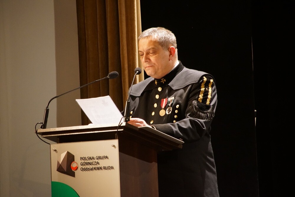 Wczoraj z okazji Barbórki w bielszowickim Domu Kultury odbyła się oficjalna akademia okolicznościowa, podczas której najbardziej zasłużeni górnicy otrzymali medale i szpady, które są symbolem wolności stanu górniczego.