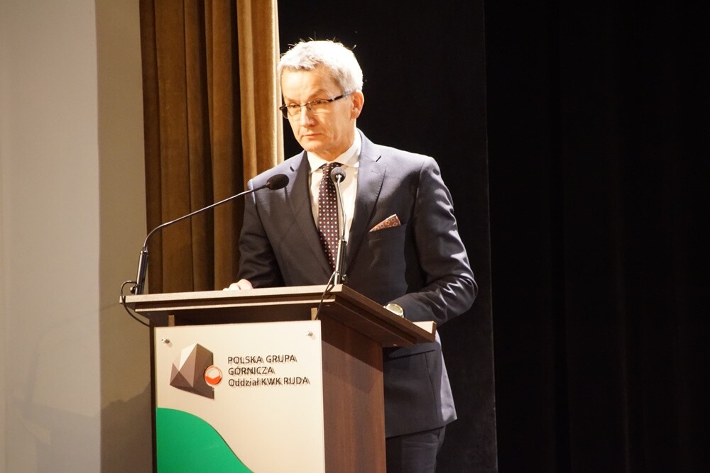 Wczoraj z okazji Barbórki w bielszowickim Domu Kultury odbyła się oficjalna akademia okolicznościowa, podczas której najbardziej zasłużeni górnicy otrzymali medale i szpady, które są symbolem wolności stanu górniczego.