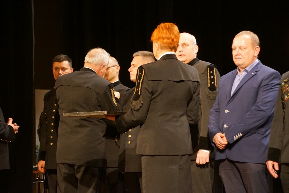 Wczoraj z okazji Barbórki w bielszowickim Domu Kultury odbyła się oficjalna akademia okolicznościowa, podczas której najbardziej zasłużeni górnicy otrzymali medale i szpady, które są symbolem wolności stanu górniczego.