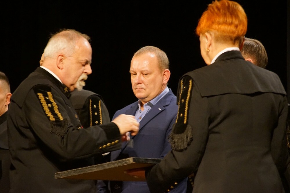 Wczoraj z okazji Barbórki w bielszowickim Domu Kultury odbyła się oficjalna akademia okolicznościowa, podczas której najbardziej zasłużeni górnicy otrzymali medale i szpady, które są symbolem wolności stanu górniczego.