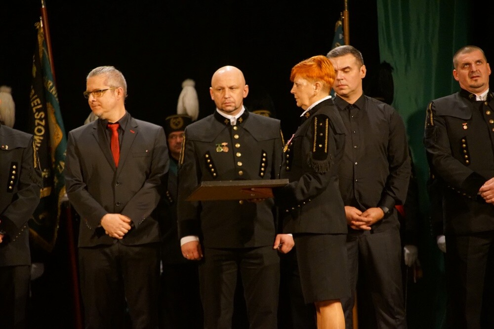 Wczoraj z okazji Barbórki w bielszowickim Domu Kultury odbyła się oficjalna akademia okolicznościowa, podczas której najbardziej zasłużeni górnicy otrzymali medale i szpady, które są symbolem wolności stanu górniczego.