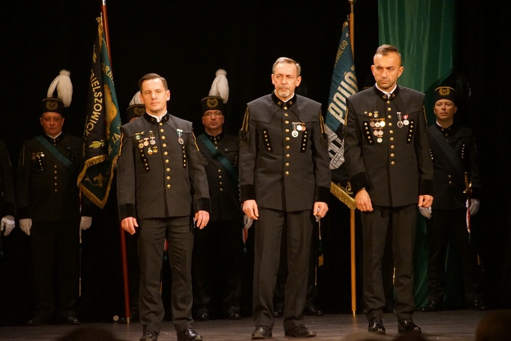 Wczoraj z okazji Barbórki w bielszowickim Domu Kultury odbyła się oficjalna akademia okolicznościowa, podczas której najbardziej zasłużeni górnicy otrzymali medale i szpady, które są symbolem wolności stanu górniczego.