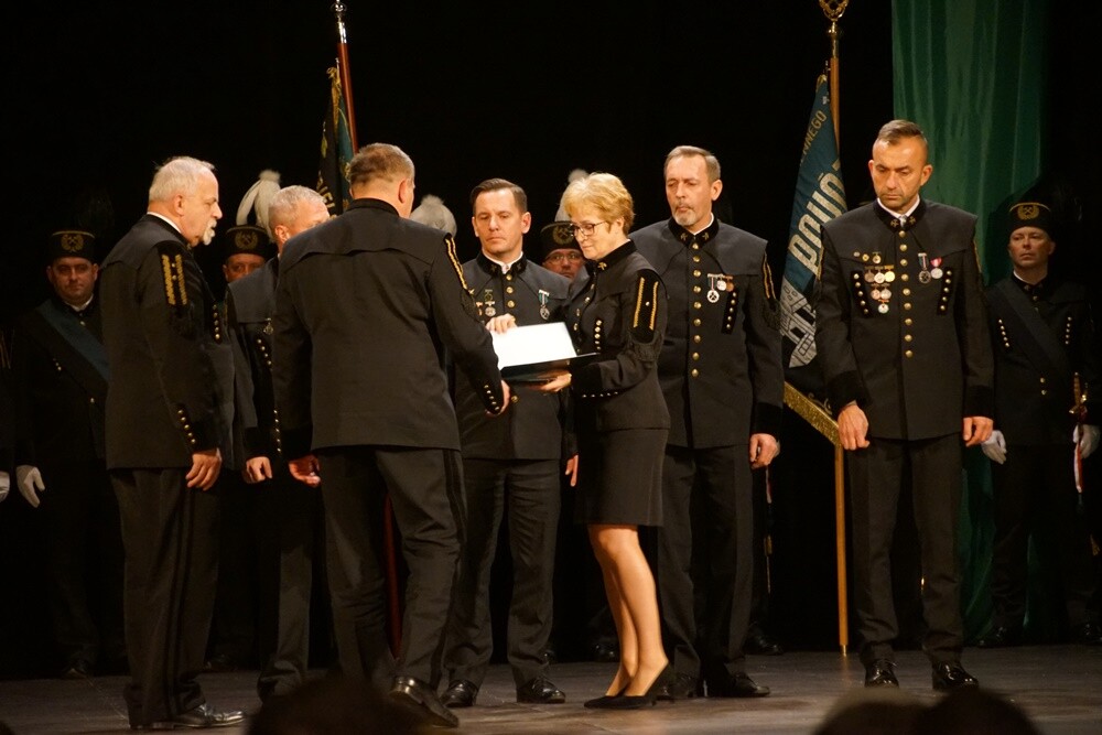 Wczoraj z okazji Barbórki w bielszowickim Domu Kultury odbyła się oficjalna akademia okolicznościowa, podczas której najbardziej zasłużeni górnicy otrzymali medale i szpady, które są symbolem wolności stanu górniczego.
