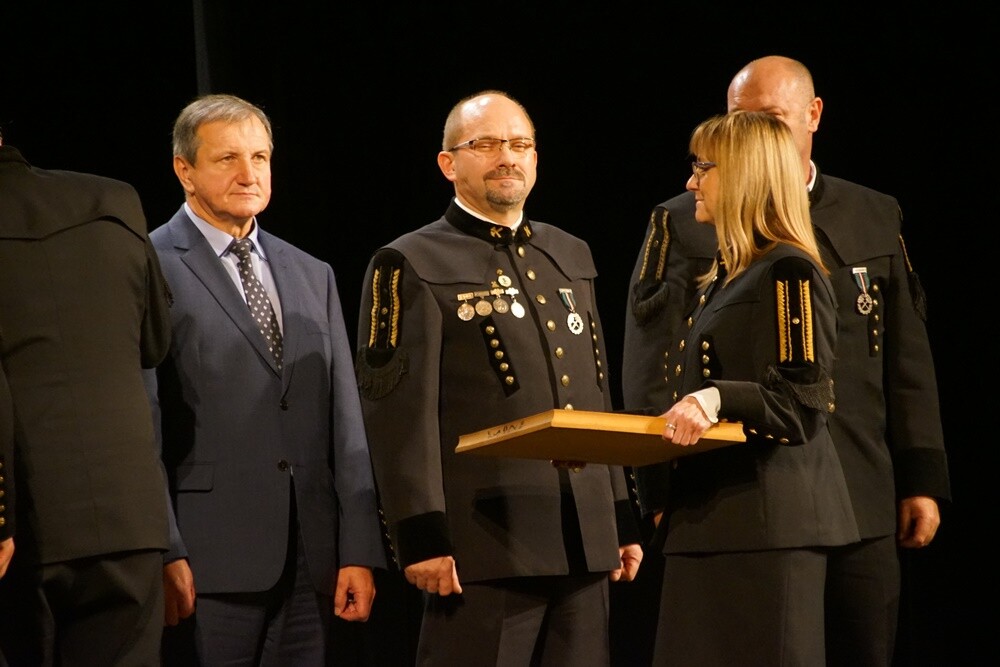 Wczoraj z okazji Barbórki w bielszowickim Domu Kultury odbyła się oficjalna akademia okolicznościowa, podczas której najbardziej zasłużeni górnicy otrzymali medale i szpady, które są symbolem wolności stanu górniczego.