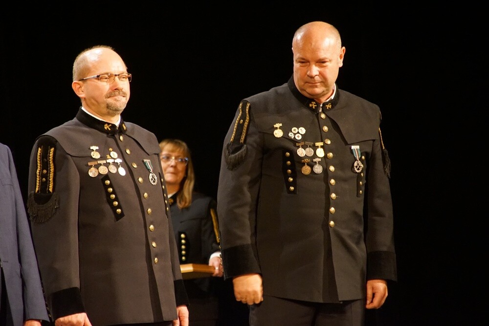 Wczoraj z okazji Barbórki w bielszowickim Domu Kultury odbyła się oficjalna akademia okolicznościowa, podczas której najbardziej zasłużeni górnicy otrzymali medale i szpady, które są symbolem wolności stanu górniczego.