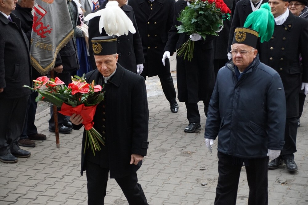 Dzisiaj z okazji Barbórki w całym mieście górnicy świętują. W kościołach odbyły się msze święte w intencji górników oraz ich rodzin. Nie zabrakło na nich kierownictwa kopalni, górników oraz przedstawicieli władz miasta.
