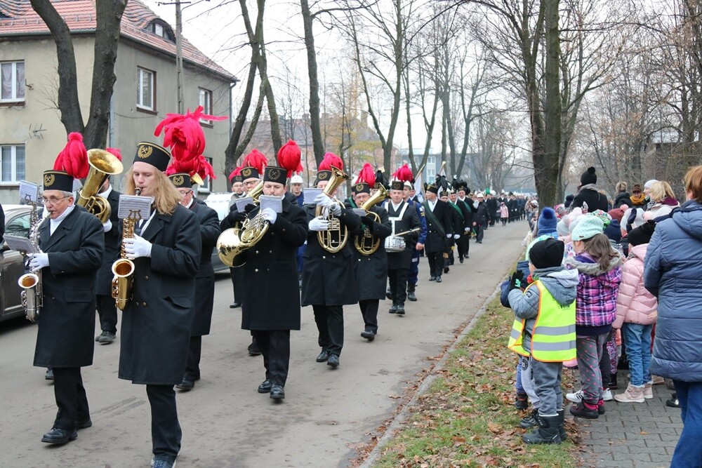 Dzisiaj z okazji Barbórki w całym mieście górnicy świętują. W kościołach odbyły się msze święte w intencji górników oraz ich rodzin. Nie zabrakło na nich kierownictwa kopalni, górników oraz przedstawicieli władz miasta.