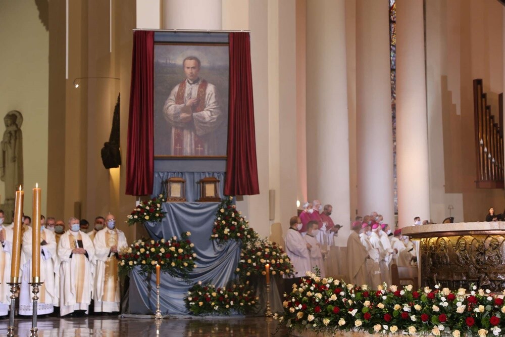 W sobotę rano w katedrze Chrystusa Króla w Katowicach rozpoczęły się uroczystości beatyfikacyjne księdza Jana Machy. W budynku zgromadziły się tłumy wiernych.
fot. Archidiecezja Katowicka