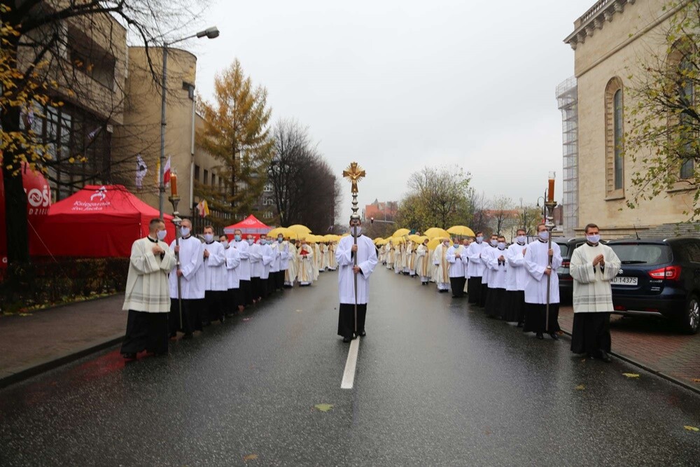 W sobotę rano w katedrze Chrystusa Króla w Katowicach rozpoczęły się uroczystości beatyfikacyjne księdza Jana Machy. W budynku zgromadziły się tłumy wiernych.
fot. Archidiecezja Katowicka