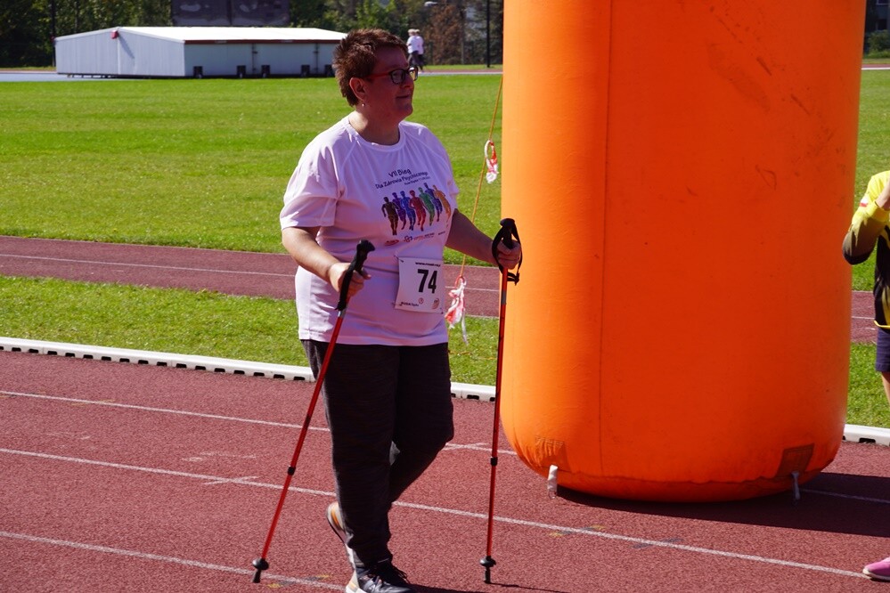 Zapaleni biegacze i miłośnicy marszu nordic walking mieli dzisiaj okazję sprawdzić swoje siły na stadionie lekkoatletycznym przy ul. Czarnoleśnej. Odbył się "VII Bieg – marsz dla zdrowia psychicznego".