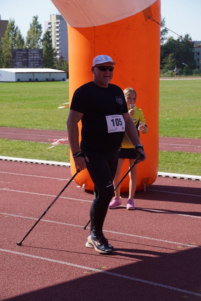 Zapaleni biegacze i miłośnicy marszu nordic walking mieli dzisiaj okazję sprawdzić swoje siły na stadionie lekkoatletycznym przy ul. Czarnoleśnej. Odbył się "VII Bieg – marsz dla zdrowia psychicznego".