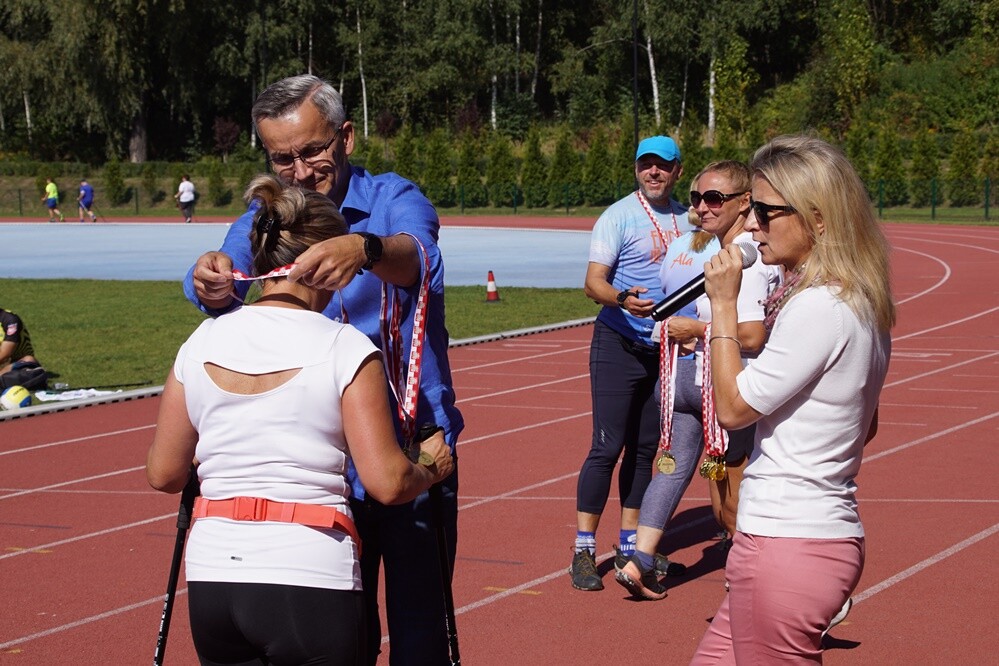 Zapaleni biegacze i miłośnicy marszu nordic walking mieli dzisiaj okazję sprawdzić swoje siły na stadionie lekkoatletycznym przy ul. Czarnoleśnej. Odbył się "VII Bieg – marsz dla zdrowia psychicznego".