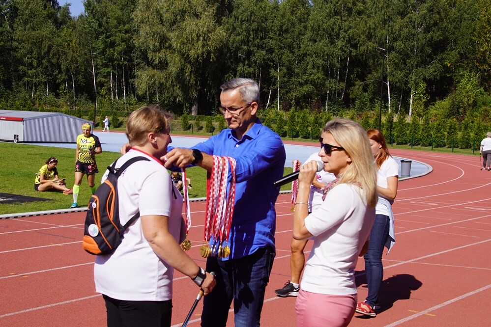 Zapaleni biegacze i miłośnicy marszu nordic walking mieli dzisiaj okazję sprawdzić swoje siły na stadionie lekkoatletycznym przy ul. Czarnoleśnej. Odbył się "VII Bieg – marsz dla zdrowia psychicznego".