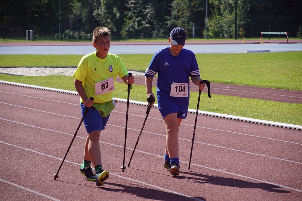 Zapaleni biegacze i miłośnicy marszu nordic walking mieli dzisiaj okazję sprawdzić swoje siły na stadionie lekkoatletycznym przy ul. Czarnoleśnej. Odbył się "VII Bieg – marsz dla zdrowia psychicznego".
