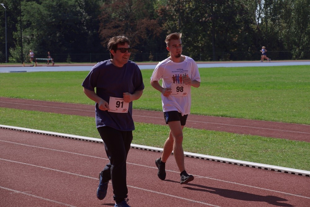 Zapaleni biegacze i miłośnicy marszu nordic walking mieli dzisiaj okazję sprawdzić swoje siły na stadionie lekkoatletycznym przy ul. Czarnoleśnej. Odbył się "VII Bieg – marsz dla zdrowia psychicznego".