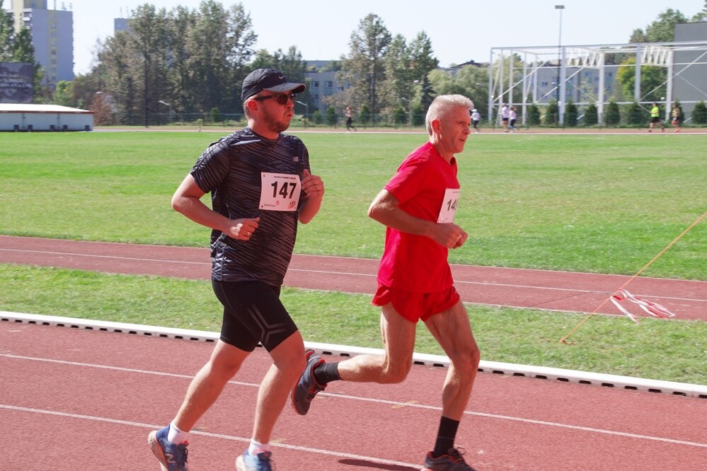 Zapaleni biegacze i miłośnicy marszu nordic walking mieli dzisiaj okazję sprawdzić swoje siły na stadionie lekkoatletycznym przy ul. Czarnoleśnej. Odbył się "VII Bieg – marsz dla zdrowia psychicznego".