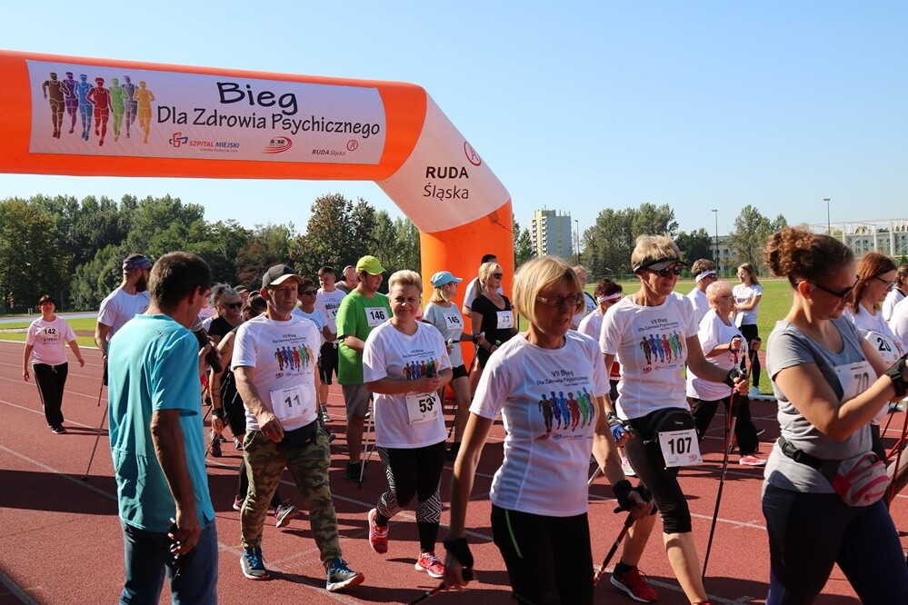 Zapaleni biegacze i miłośnicy marszu nordic walking mieli dzisiaj okazję sprawdzić swoje siły na stadionie lekkoatletycznym przy ul. Czarnoleśnej. Odbył się "VII Bieg – marsz dla zdrowia psychicznego".