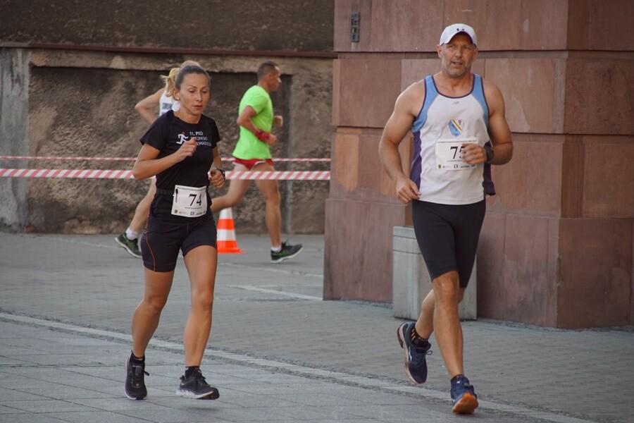 W Rudzie Śląskiej dobiegł końca XXII Międzynarodowy Bieg 12-godzinny. Do rywalizacji stanęłO 68 osób. 52 udało się przekroczyć magiczną liczbę 80 km, wymaganą do otrzymania medalu, koszulki oraz pucharu.