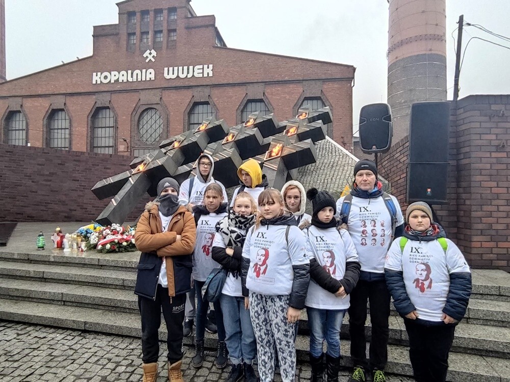 Uczniowie i nauczyciele z czterech rudzkich szkół wzięło udział w 9. Biegu Dziewięciu Górników. W tym roku w przedsięwzięcie zaangażowały się Szkoła Podstawowa nr 27, Szkoła Podstawowa nr 35 Specjalna, Zespół Szkół nr 2 oraz Technikum nr 5 przy Zespole Szkół nr 5.