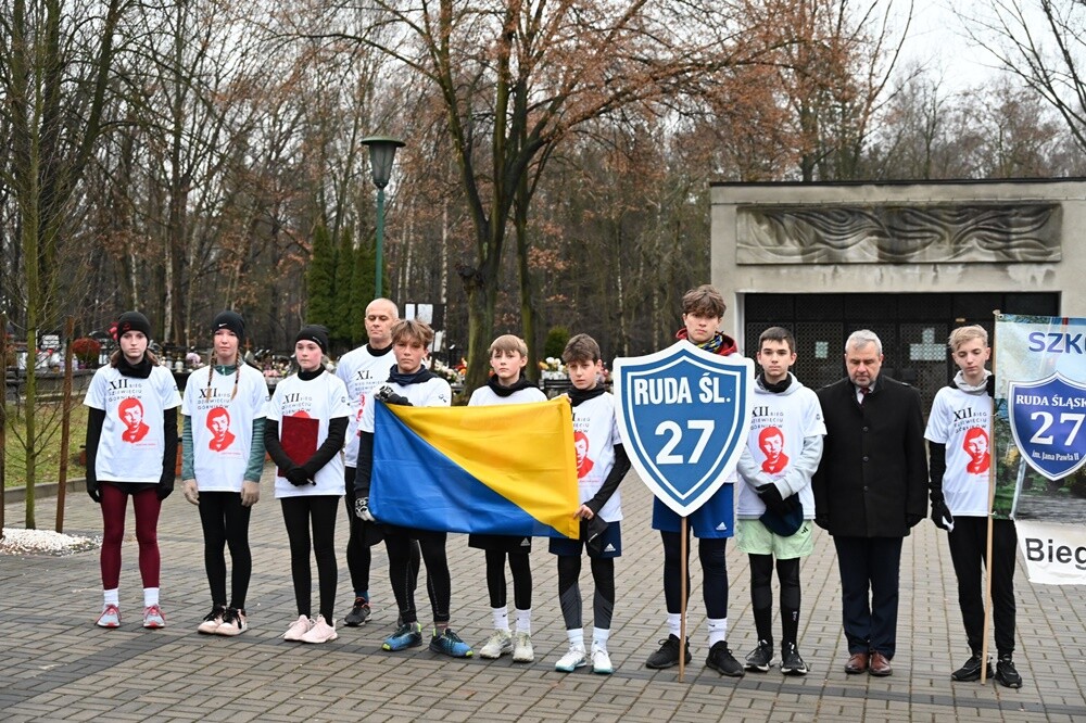 Uczniowie i nauczyciele z pięciu szkół z Rudy Śląskiej oddali hołd poległym górnikom / fot. UM Ruda Śląska
