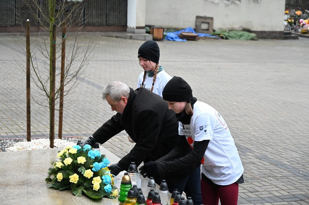 Uczniowie i nauczyciele z pięciu szkół z Rudy Śląskiej oddali hołd poległym górnikom / fot. UM Ruda Śląska