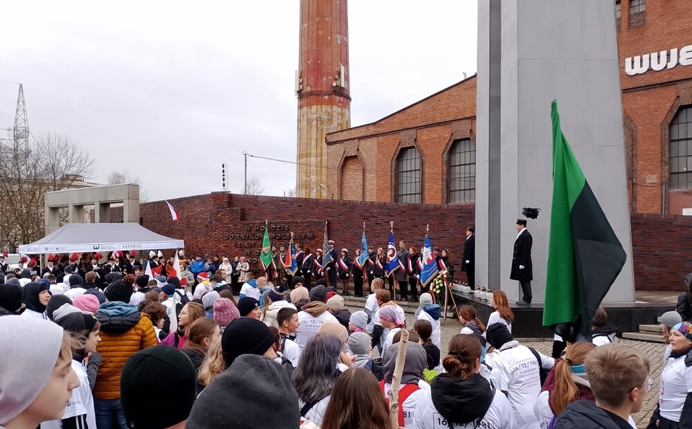 Uczniowie i nauczyciele z pięciu szkół z Rudy Śląskiej oddali hołd poległym górnikom / fot. UM Ruda Śląska