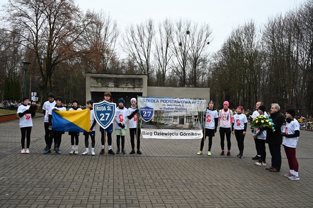 Uczniowie i nauczyciele z pięciu szkół z Rudy Śląskiej oddali hołd poległym górnikom / fot. UM Ruda Śląska