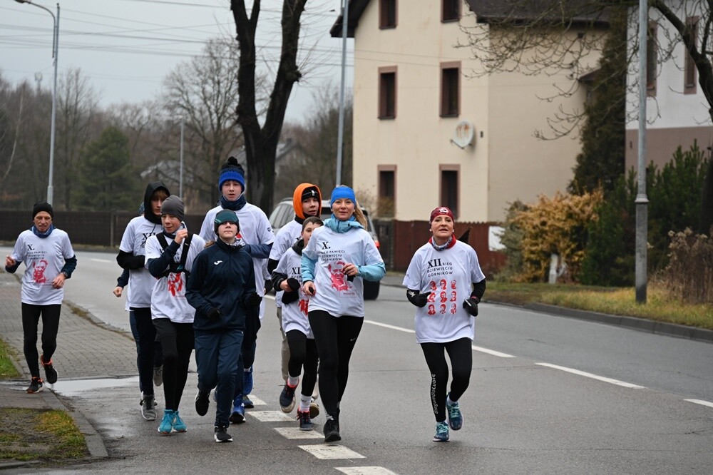 Uczniowie i nauczyciele z pięciu szkół z Rudy Śląskiej oddali hołd poległym górnikom / fot. UM Ruda Śląska