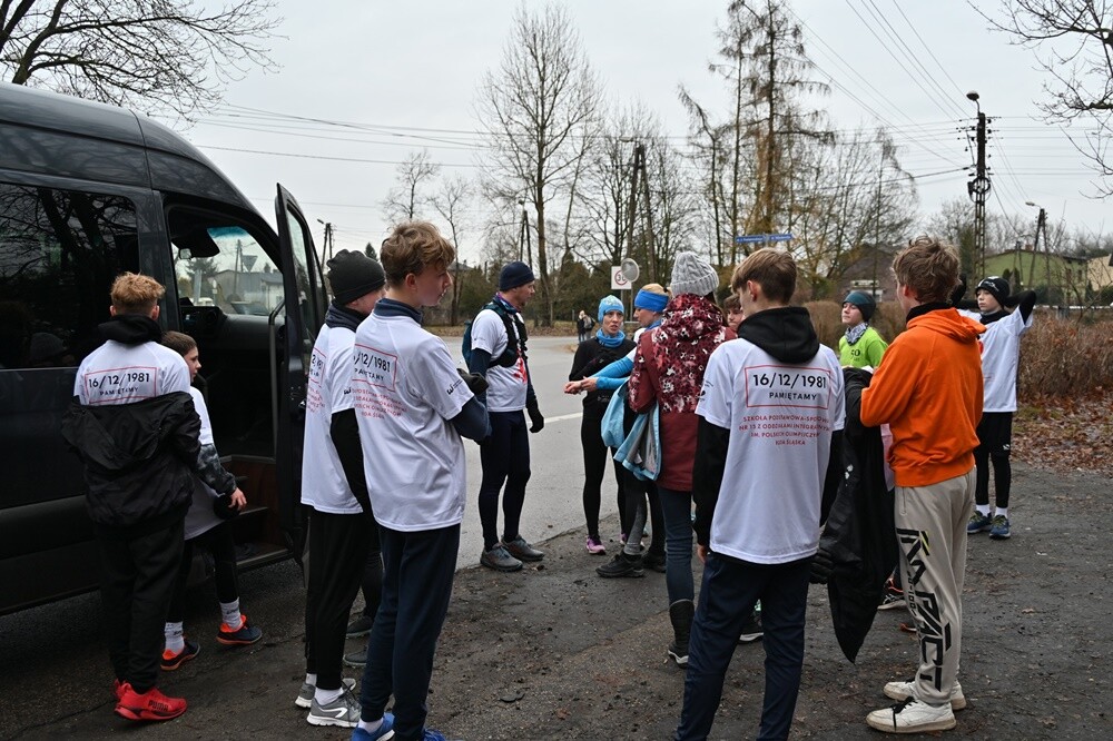 Uczniowie i nauczyciele z pięciu szkół z Rudy Śląskiej oddali hołd poległym górnikom / fot. UM Ruda Śląska