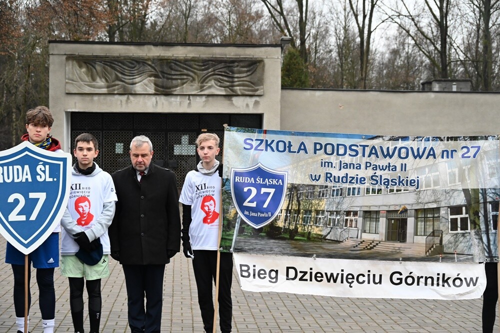 Uczniowie i nauczyciele z pięciu szkół z Rudy Śląskiej oddali hołd poległym górnikom / fot. UM Ruda Śląska