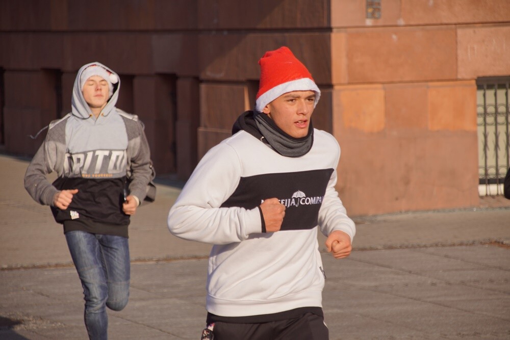 Bieg Mikołajów w Rudzie Śląskiej to już tradycja!Tym razem rudzianie o wielkich sercach pobiegli, żeby pomóc czternastoletniej Wiktorii, która od pięciu lat walczy z ciężką chorobą - histiocytozą, która zdarza się raz na milion osób. Wczoraj udało się spełnić jedno z marzeń dziewczynki. W czasie biegu otrzymała ona pieska rasy sznaucer miniaturowy.