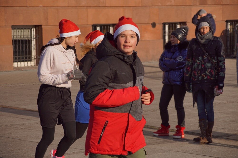 Bieg Mikołajów w Rudzie Śląskiej to już tradycja!Tym razem rudzianie o wielkich sercach pobiegli, żeby pomóc czternastoletniej Wiktorii, która od pięciu lat walczy z ciężką chorobą - histiocytozą, która zdarza się raz na milion osób. Wczoraj udało się spełnić jedno z marzeń dziewczynki. W czasie biegu otrzymała ona pieska rasy sznaucer miniaturowy.