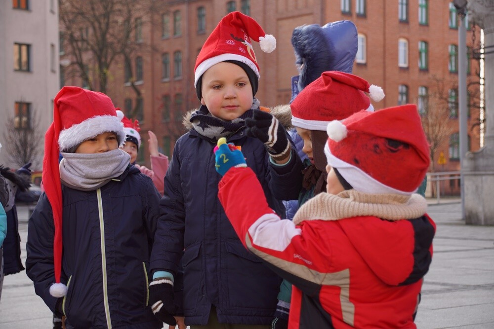 Bieg Mikołajów w Rudzie Śląskiej to już tradycja!Tym razem rudzianie o wielkich sercach pobiegli, żeby pomóc czternastoletniej Wiktorii, która od pięciu lat walczy z ciężką chorobą - histiocytozą, która zdarza się raz na milion osób. Wczoraj udało się spełnić jedno z marzeń dziewczynki. W czasie biegu otrzymała ona pieska rasy sznaucer miniaturowy.