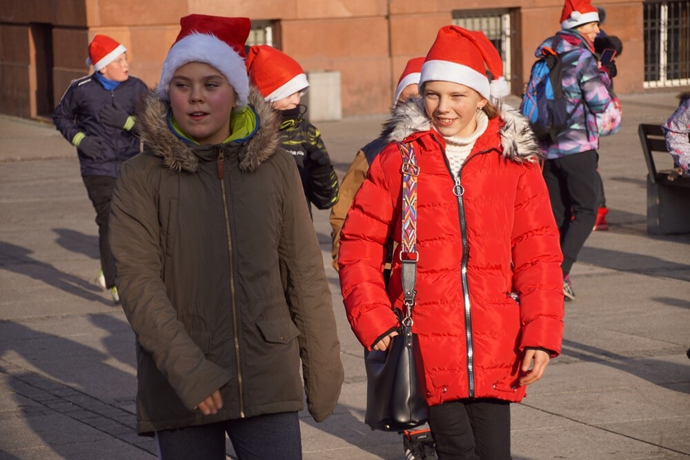 Bieg Mikołajów w Rudzie Śląskiej to już tradycja!Tym razem rudzianie o wielkich sercach pobiegli, żeby pomóc czternastoletniej Wiktorii, która od pięciu lat walczy z ciężką chorobą - histiocytozą, która zdarza się raz na milion osób. Wczoraj udało się spełnić jedno z marzeń dziewczynki. W czasie biegu otrzymała ona pieska rasy sznaucer miniaturowy.