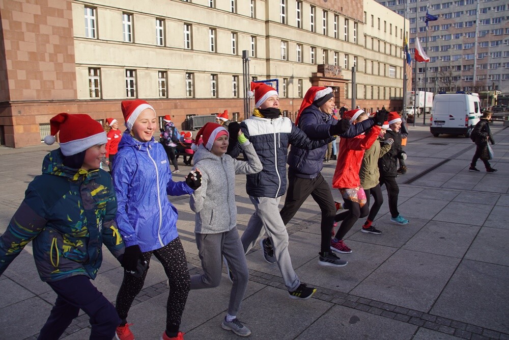 Bieg Mikołajów w Rudzie Śląskiej to już tradycja!Tym razem rudzianie o wielkich sercach pobiegli, żeby pomóc czternastoletniej Wiktorii, która od pięciu lat walczy z ciężką chorobą - histiocytozą, która zdarza się raz na milion osób. Wczoraj udało się spełnić jedno z marzeń dziewczynki. W czasie biegu otrzymała ona pieska rasy sznaucer miniaturowy.